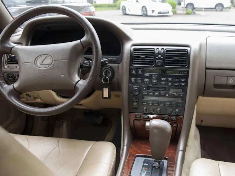 داخل مشخصات لکسوس LS400